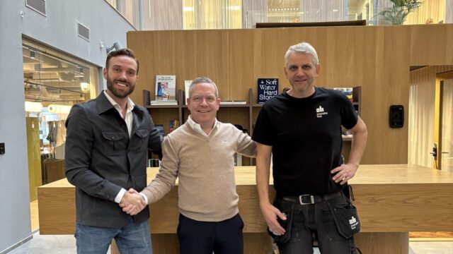 Linus Book (förvaltare, Svenska Hus), Jörgen Dahlström (säljare, bemt AB) och Robin Stefancic (drifttekniker, Svenska Hus) ser fram emot att ge hyresgäster i Skåne ren och frisk inomhusluft.